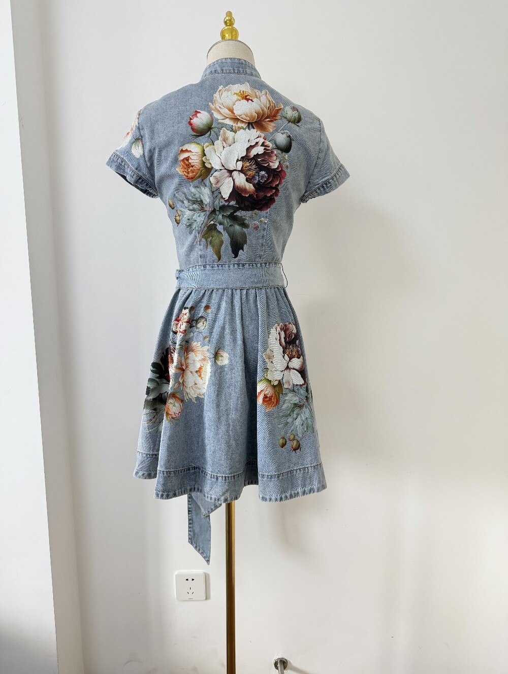 Alice + Olivia LUCY MINI DENIM SHIRT DRESS - Picture 10 of 16